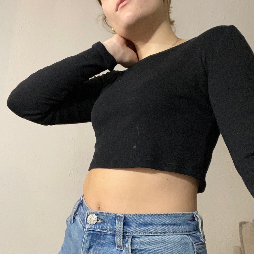 F21 long sleeve black cropped top